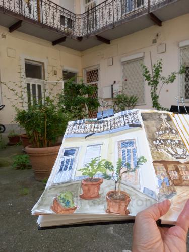 A társasház udvara, a szomszédokkal együtt ültetett növényeivel - Itt nálunk