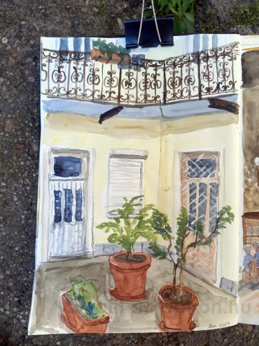 A társasház udvara - Itt nálunk