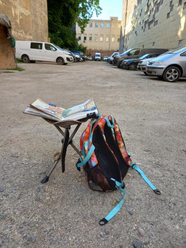 Kisszékkel bővült a rajzos felszerelés - Itt nálunk