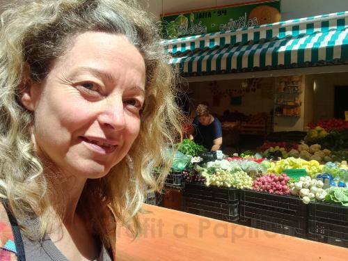 A helyi piacon - Itt nálunk